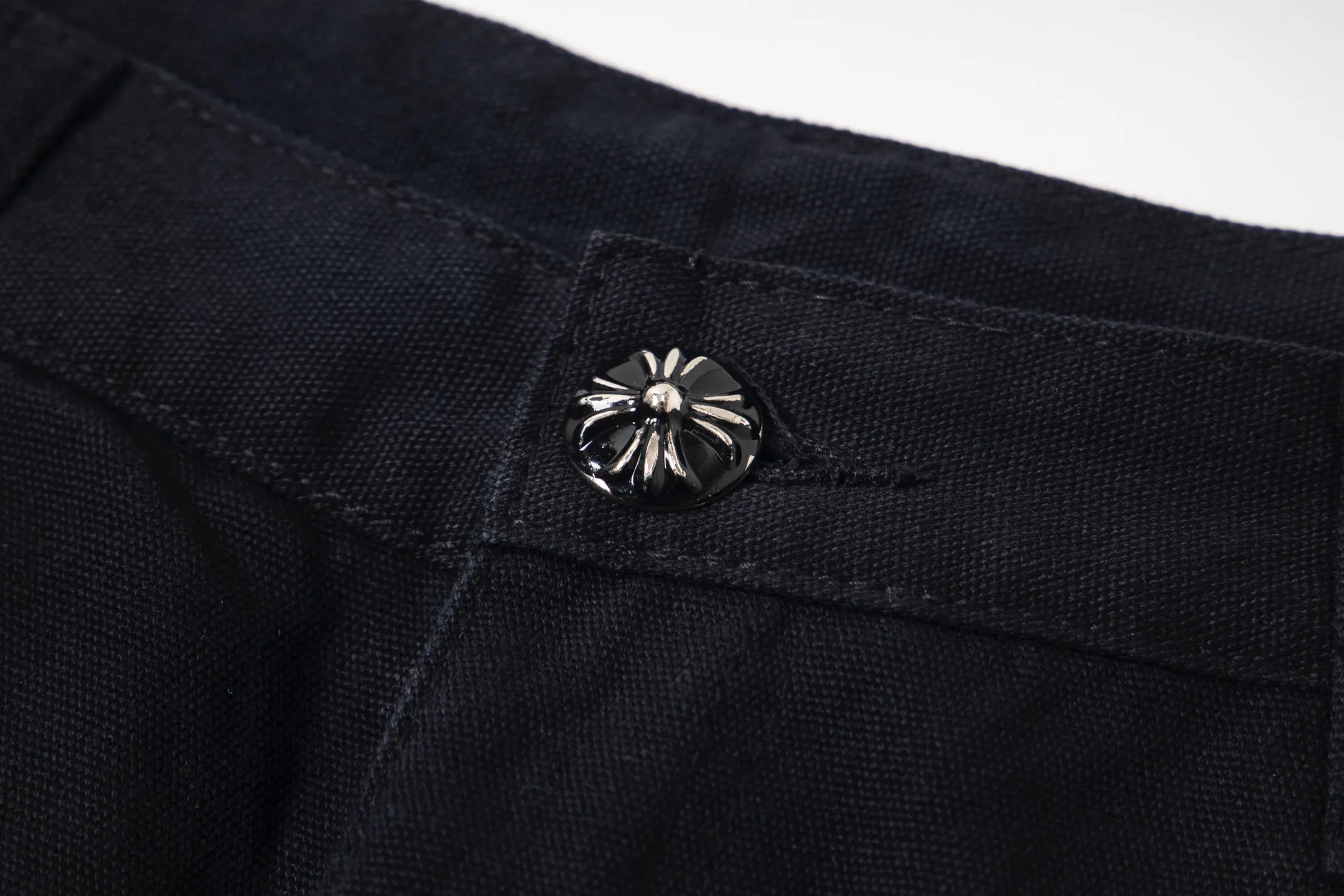P270 Chrome Hearts/Chrome Hearts 25FW CH Workwear Logging Large Cross Leather Jeans Limited Edition Chrome Hearts are the most popular pants in color. Made of beaded canvas fabric, heavy washing makes the upper body of the fabric more textured and the pants are tall and straight! The three-dimensional cutting of the whole trousers is a masterpiece! The hardware is customized by zp. The beaded canvas fabric is thick and soft after being washed. It has good breathability. Customized small leather label. Unique design. The details are simple and elegant, and the workmanship is exquisite. The whole trousers are neatly routed and the details are in place! It’s so cool that both men and women can easily control the genderless trend! Style number: 1719# Color: black Size: 28 30 32 34 36